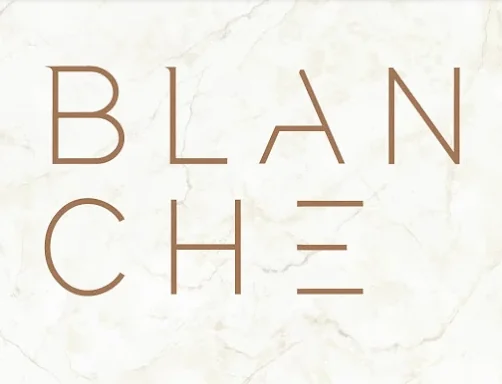 Logotipo Blanche em letras cor de cobre sobre fundo de mármore claro.